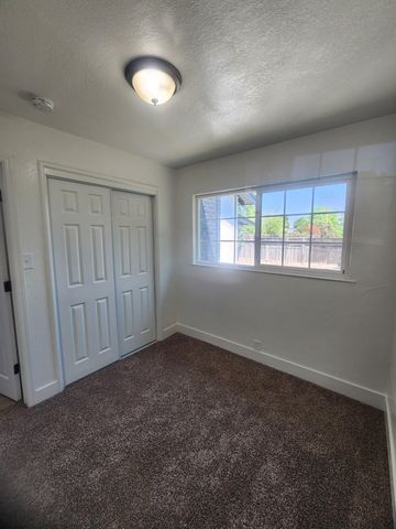940 E Lyndale Drive, Tulare, CA 93274