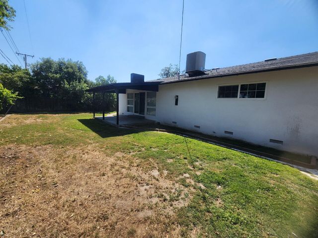940 E Lyndale Drive, Tulare, CA 93274