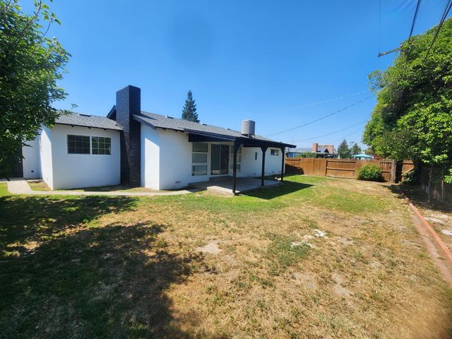 940 E Lyndale Drive, Tulare, CA 93274
