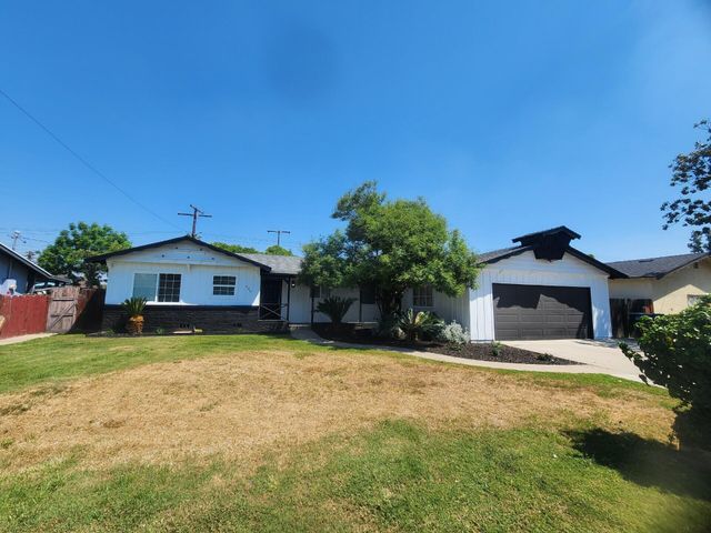 940 E Lyndale Drive, Tulare, CA 93274