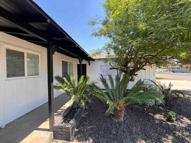 940 E Lyndale Drive, Tulare, CA 93274