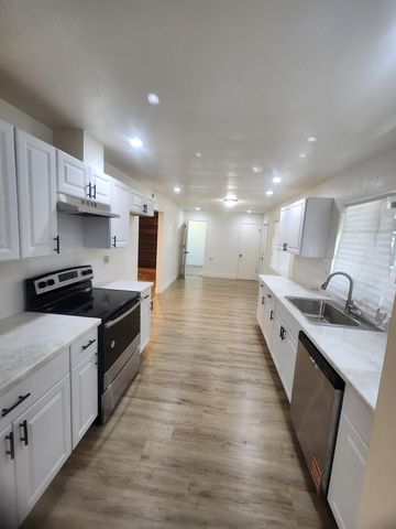 940 E Lyndale Drive, Tulare, CA 93274