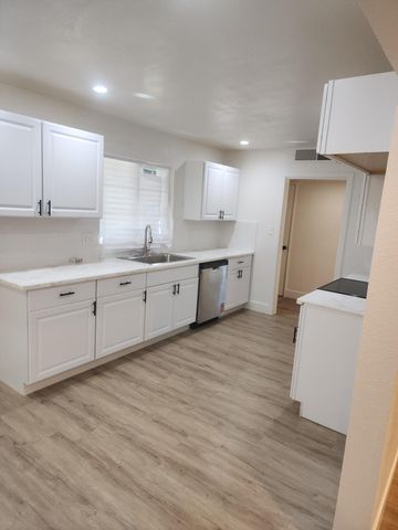 940 E Lyndale Drive, Tulare, CA 93274