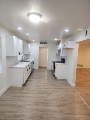 940 E Lyndale Drive, Tulare, CA 93274