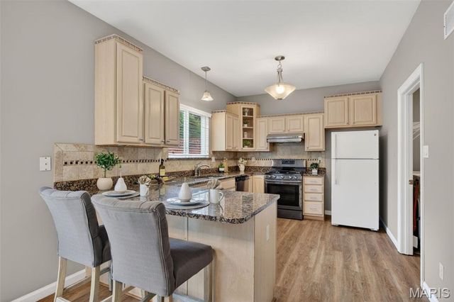 2225 Ameling Manor Drive, Maryland Heights, MO 63043