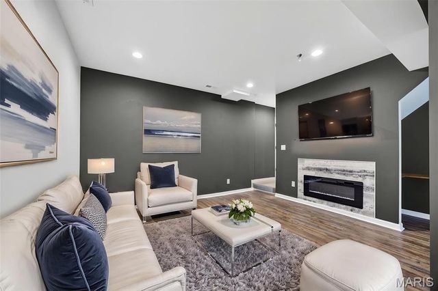 2225 Ameling Manor Drive, Maryland Heights, MO 63043