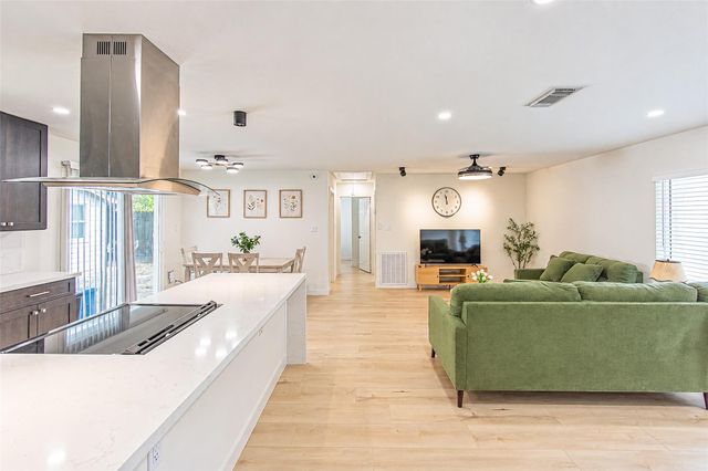 5326 De Lange Lane, Houston, TX 77092