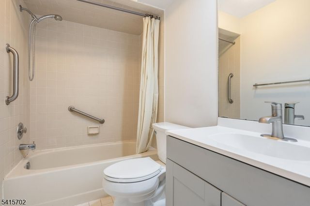 107 Huckleberry Ct, Readington Twp., NJ 08887