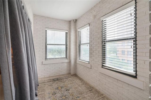 807 W 48th Street 204, Kansas City, MO 64112