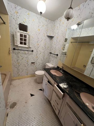 8210 Elmwood Avenue 403, Skokie, IL 60077