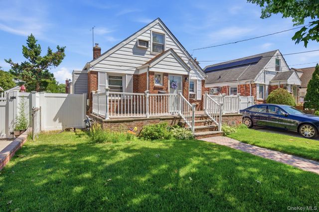 10 Everett Street, Valley Stream, NY 11580