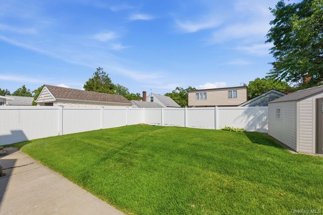10 Everett Street, Valley Stream, NY 11580
