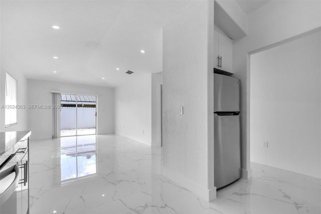 9703 NW 127th St, Hialeah Gardens, FL 33018