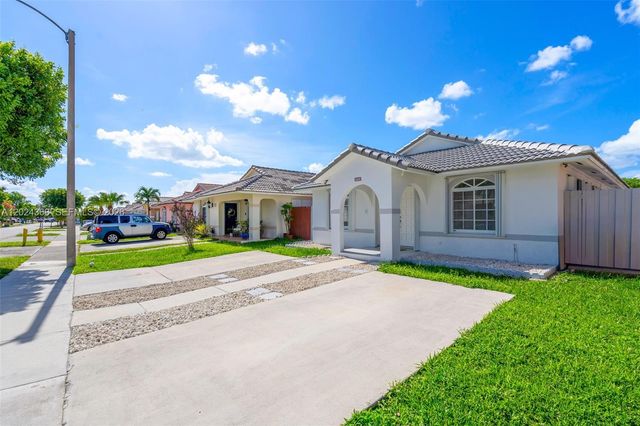 9703 NW 127th St, Hialeah Gardens, FL 33018