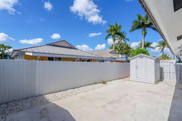 9703 NW 127th St, Hialeah Gardens, FL 33018