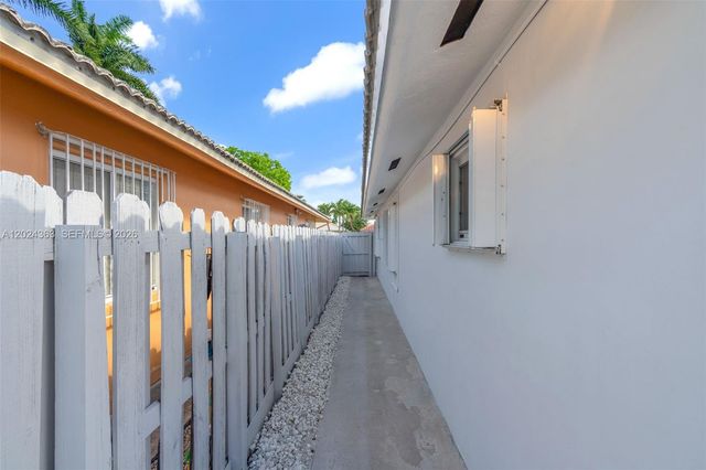 9703 NW 127th St, Hialeah Gardens, FL 33018