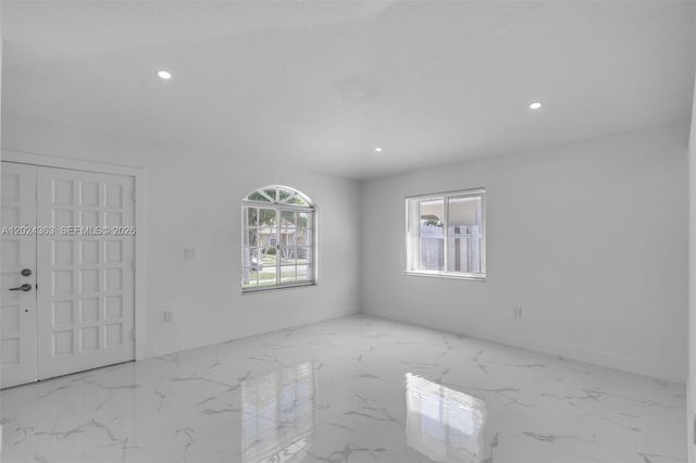 9703 NW 127th St, Hialeah Gardens, FL 33018