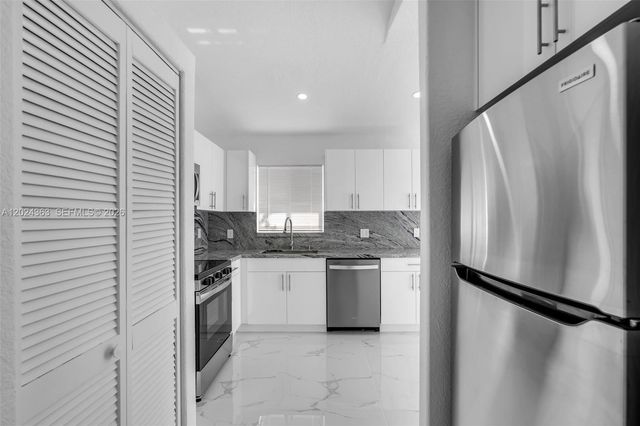 9703 NW 127th St, Hialeah Gardens, FL 33018