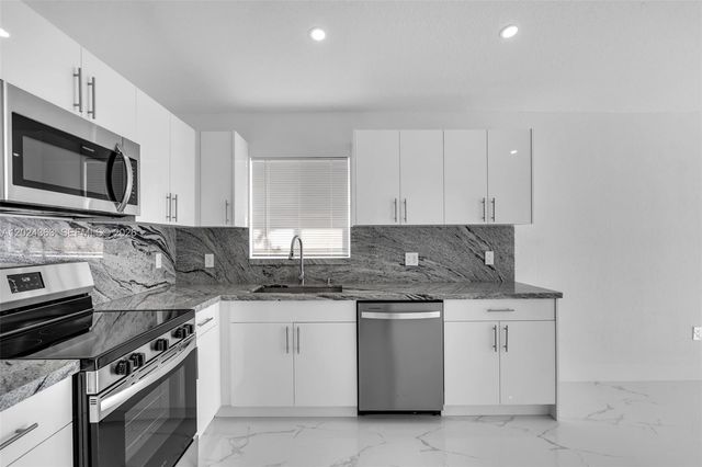 9703 NW 127th St, Hialeah Gardens, FL 33018