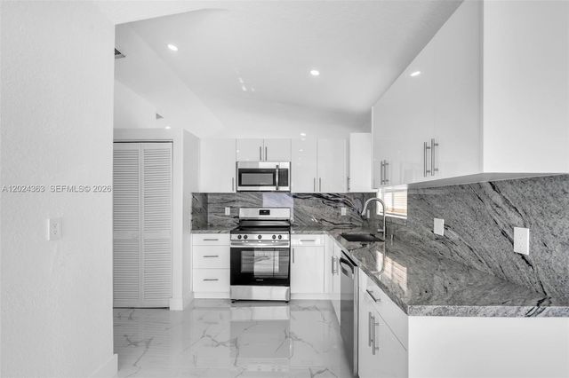 9703 NW 127th St, Hialeah Gardens, FL 33018