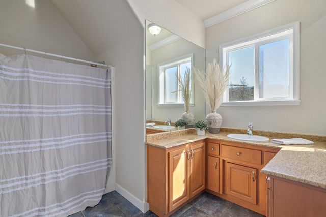 2275 Galice Road, Merlin, OR 97532