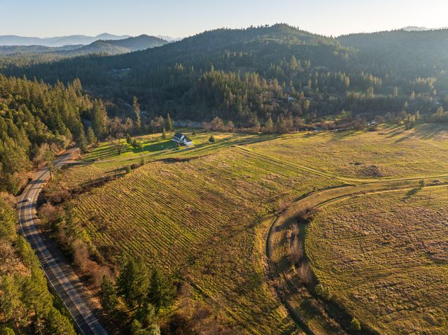 2275 Galice Road, Merlin, OR 97532