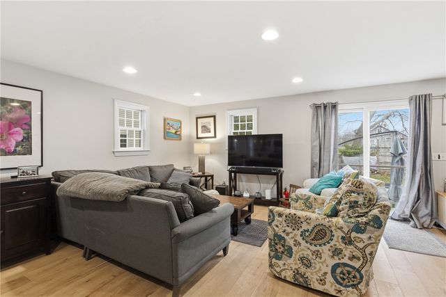 72 Seascape Avenue, Middletown, RI 02842