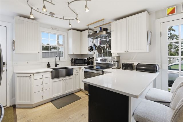 72 Seascape Avenue, Middletown, RI 02842