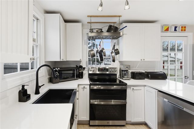 72 Seascape Avenue, Middletown, RI 02842