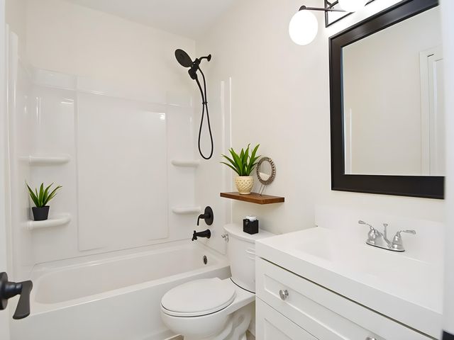 1005 CACHELIN DRIVE Drive, Carter Lake, IA 51510