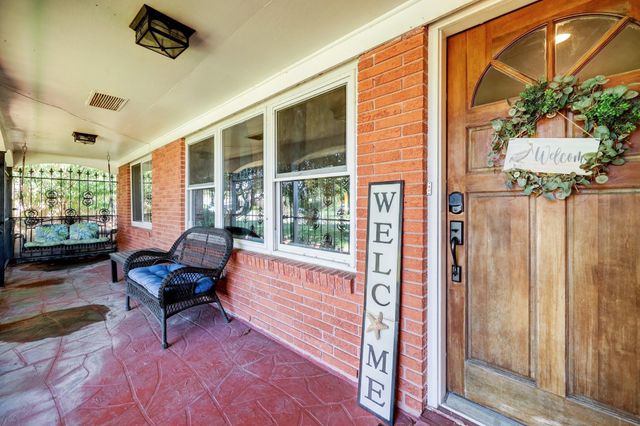 2824 E Palm Circle, Galveston, TX 77551