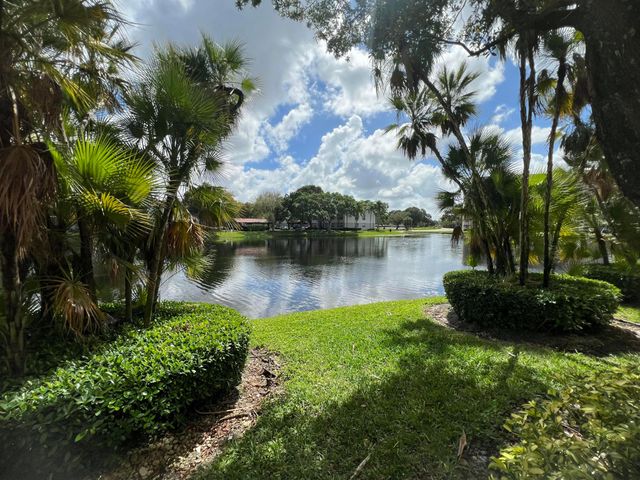 150 Jacaranda Country Club Drive 102, Plantation, FL 33324