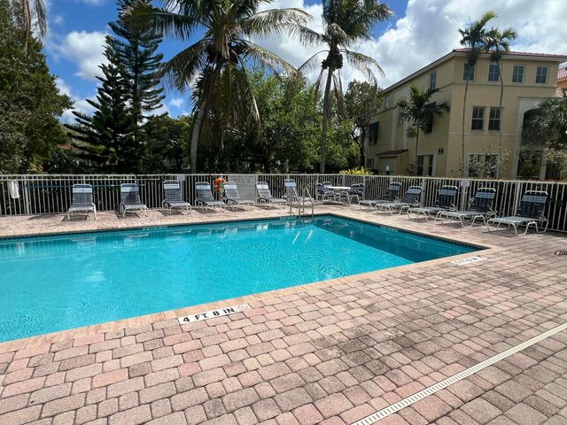 150 Jacaranda Country Club Drive 102, Plantation, FL 33324