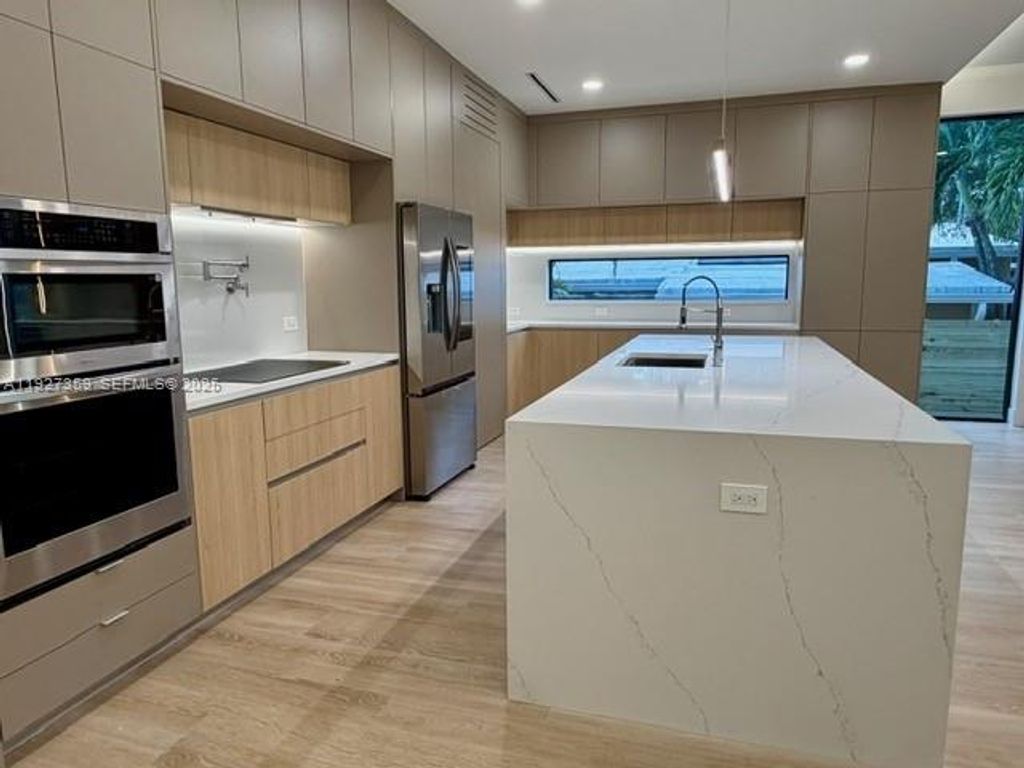 Image 12 of property listing at 1729 NE 16th Ter, Fort Lauderdale, FL 33305