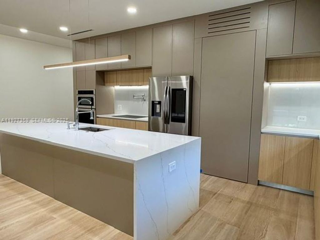 Image 14 of property listing at 1729 NE 16th Ter, Fort Lauderdale, FL 33305