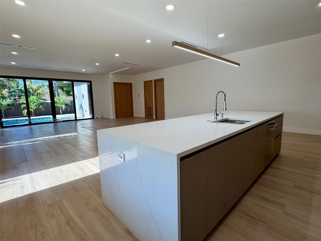 Image 15 of property listing at 1729 NE 16th Ter, Fort Lauderdale, FL 33305