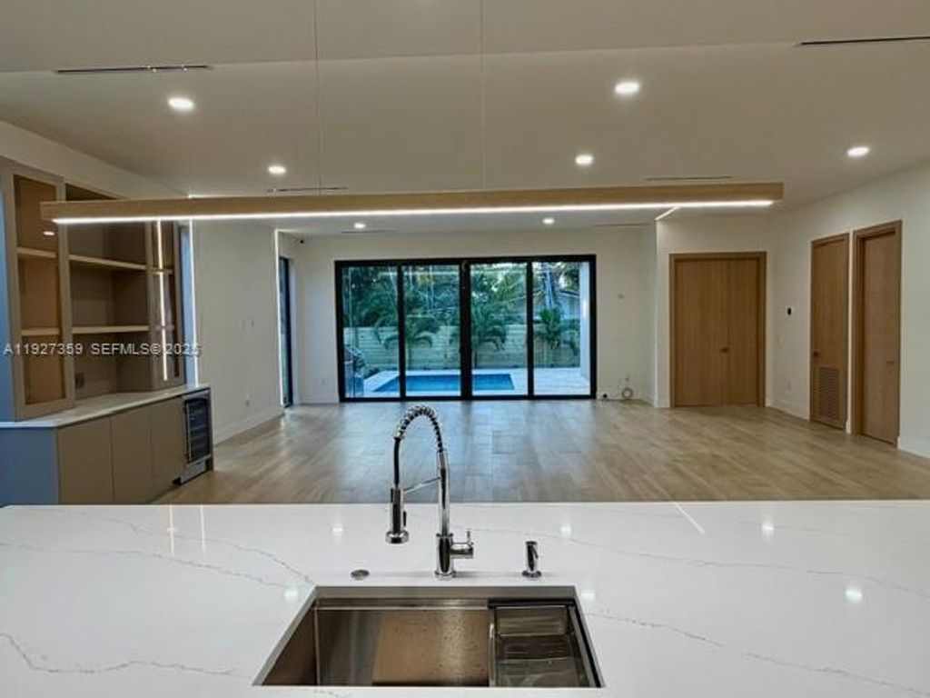 Image 18 of property listing at 1729 NE 16th Ter, Fort Lauderdale, FL 33305