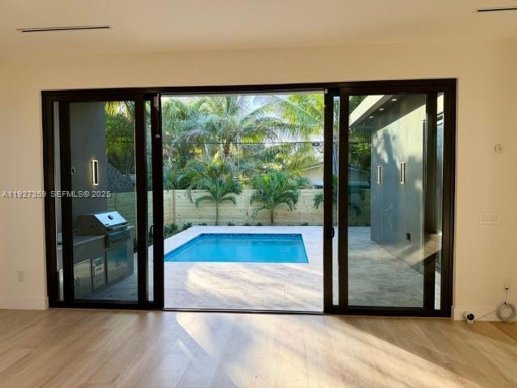 Image 19 of property listing at 1729 NE 16th Ter, Fort Lauderdale, FL 33305