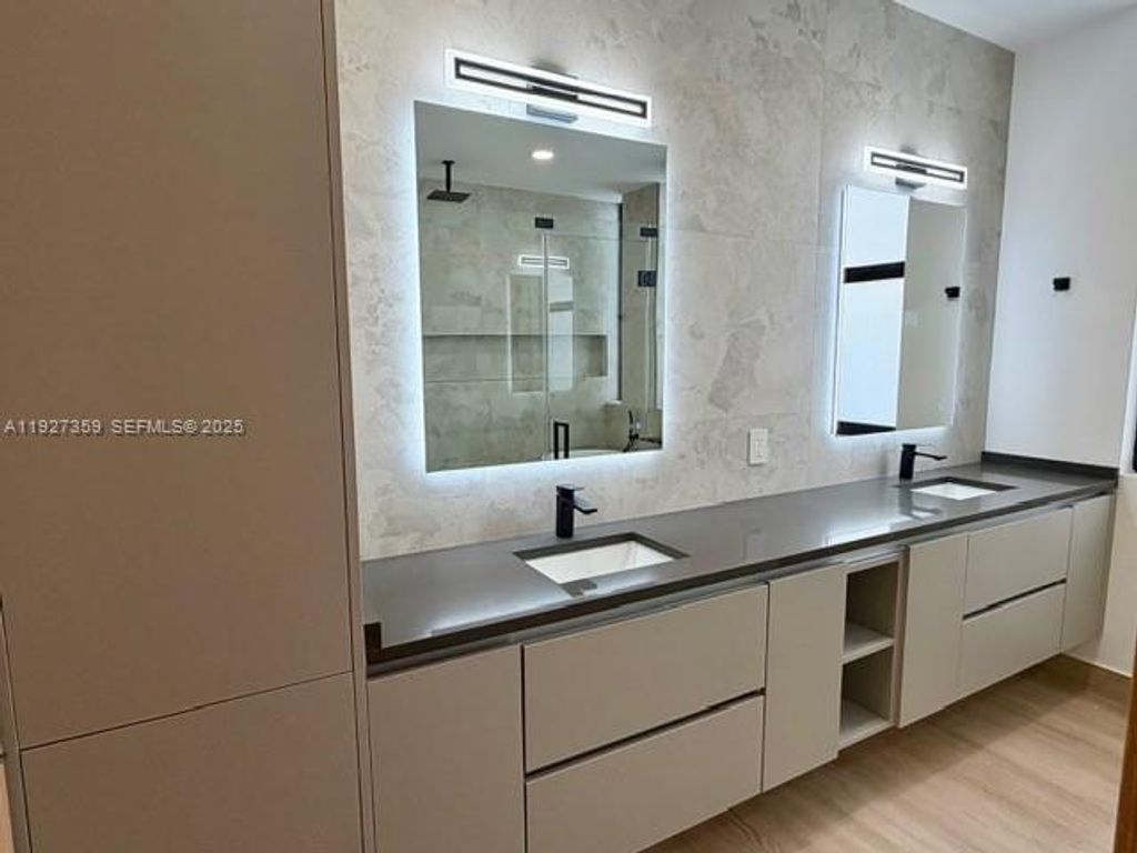 Image 23 of property listing at 1729 NE 16th Ter, Fort Lauderdale, FL 33305