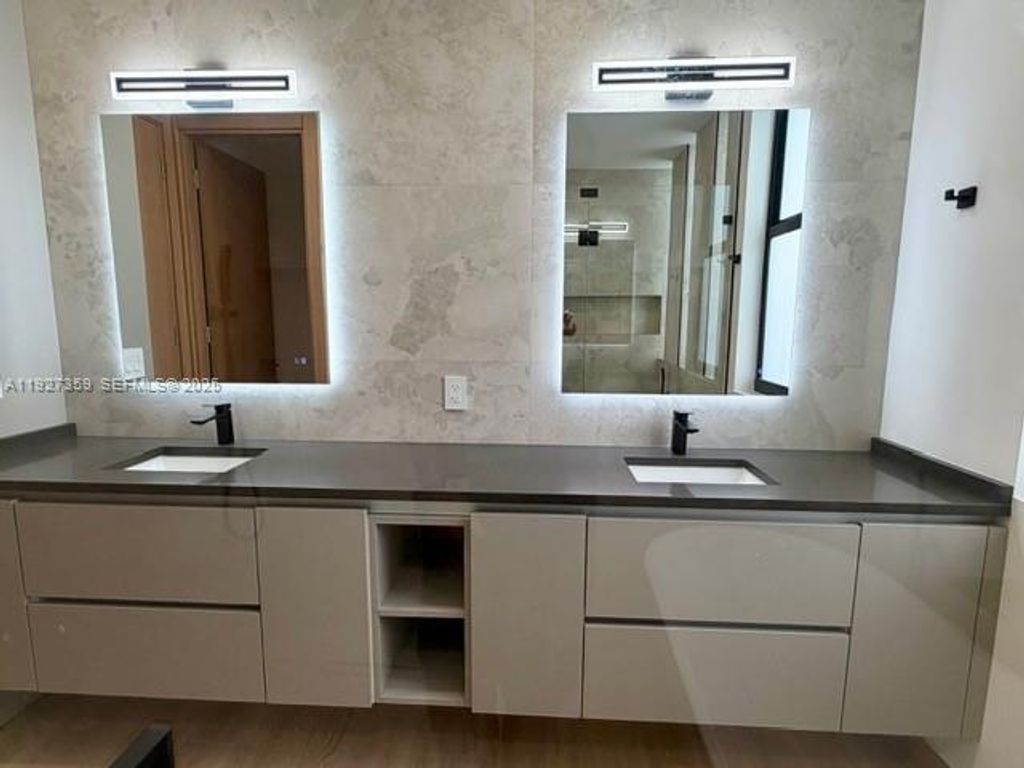 Image 24 of property listing at 1729 NE 16th Ter, Fort Lauderdale, FL 33305