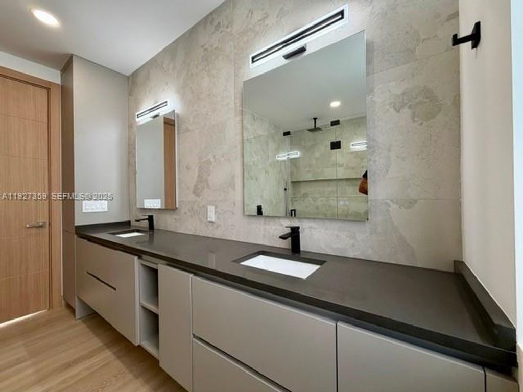 Image 25 of property listing at 1729 NE 16th Ter, Fort Lauderdale, FL 33305