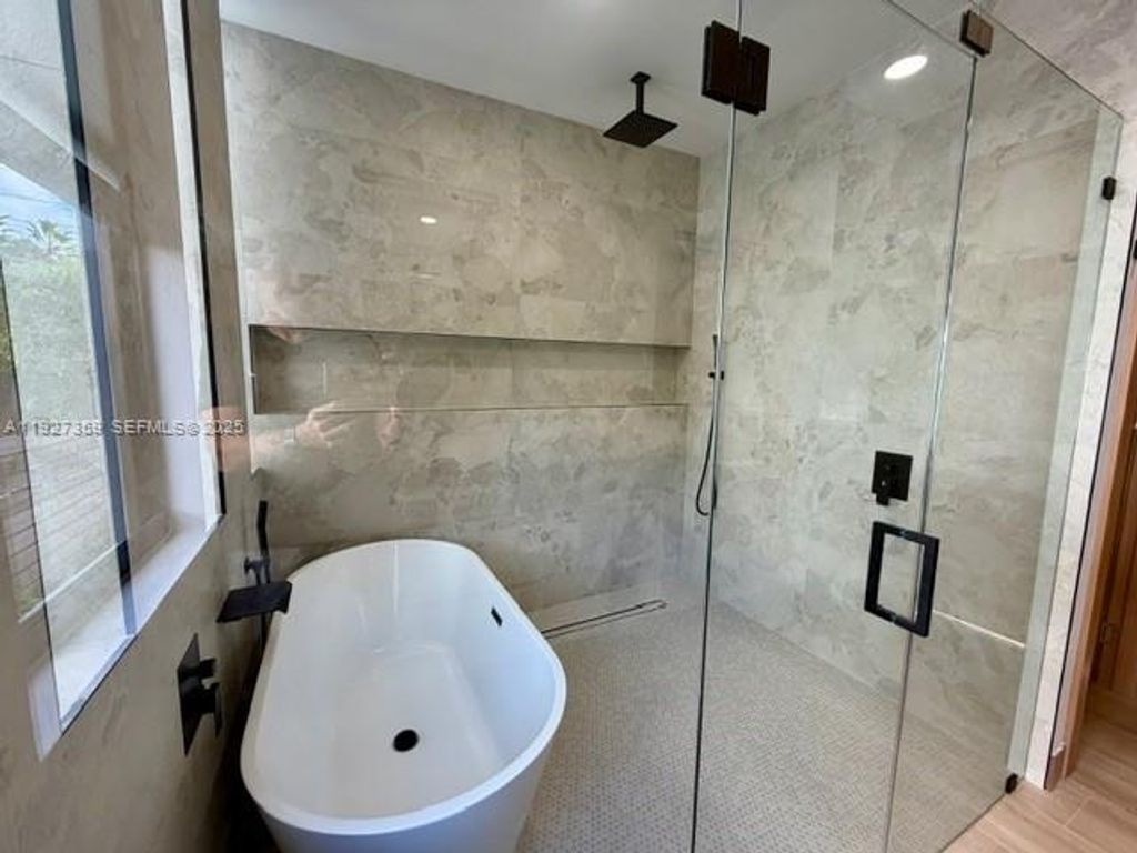 Image 26 of property listing at 1729 NE 16th Ter, Fort Lauderdale, FL 33305