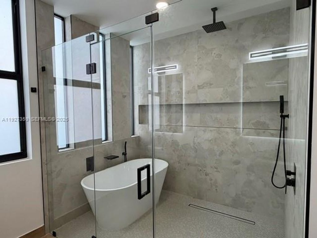 Image 27 of property listing at 1729 NE 16th Ter, Fort Lauderdale, FL 33305