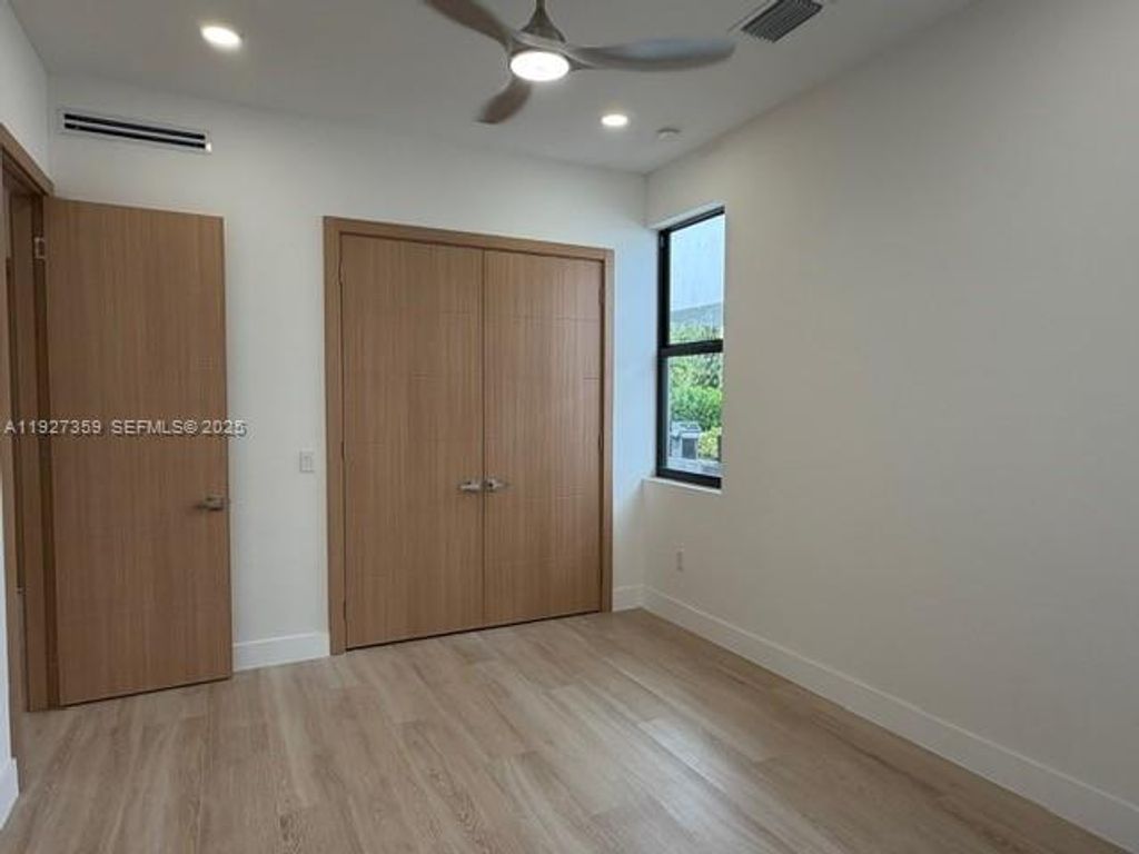 Image 31 of property listing at 1729 NE 16th Ter, Fort Lauderdale, FL 33305