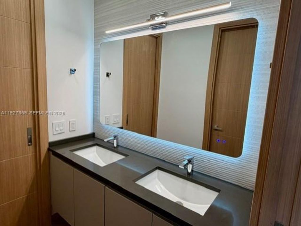 Image 32 of property listing at 1729 NE 16th Ter, Fort Lauderdale, FL 33305