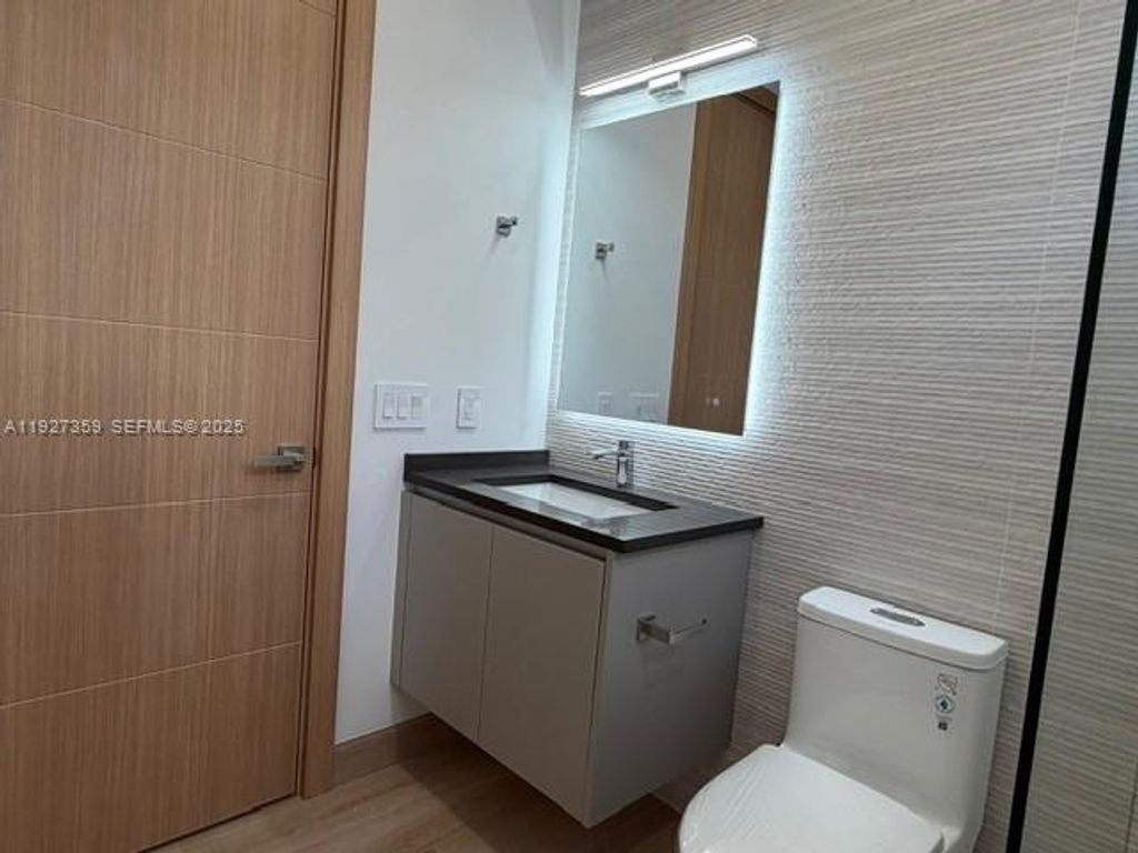 Image 36 of property listing at 1729 NE 16th Ter, Fort Lauderdale, FL 33305