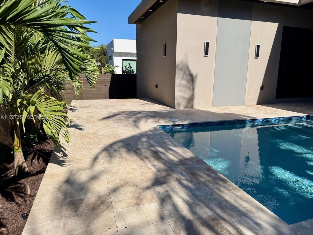 Image 48 of property listing at 1729 NE 16th Ter, Fort Lauderdale, FL 33305