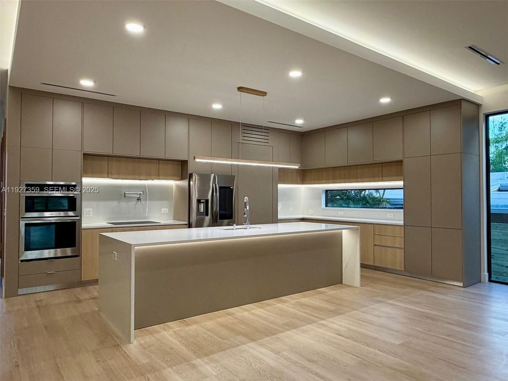 Image 5 of property listing at 1729 NE 16th Ter, Fort Lauderdale, FL 33305