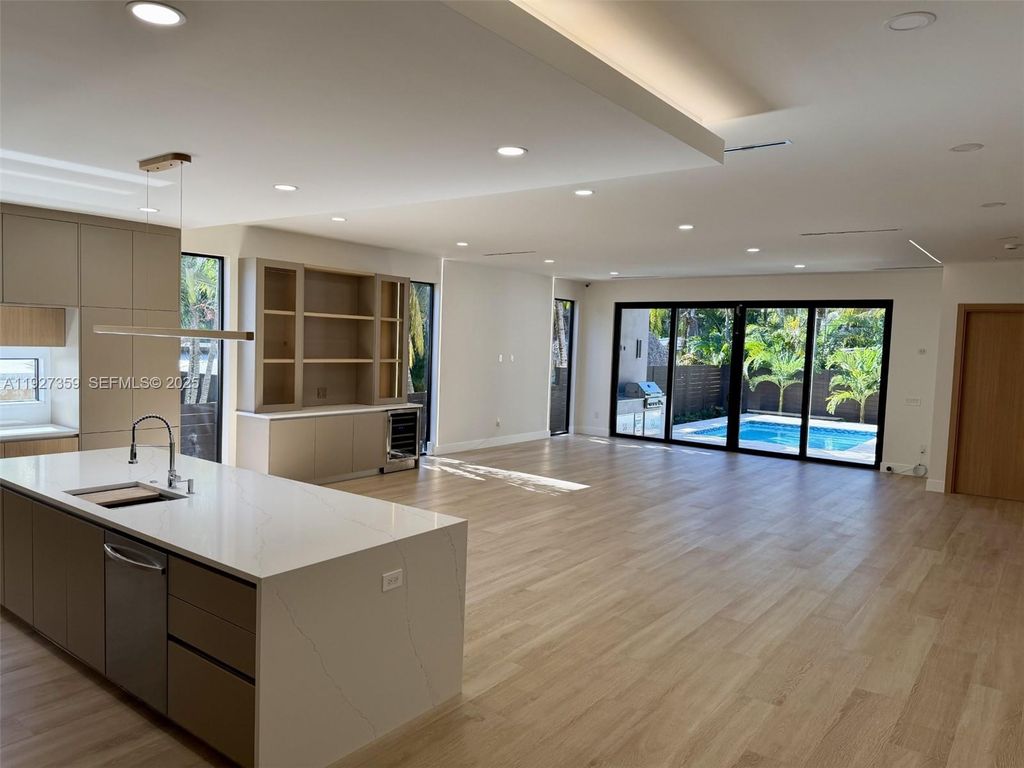 Image 6 of property listing at 1729 NE 16th Ter, Fort Lauderdale, FL 33305