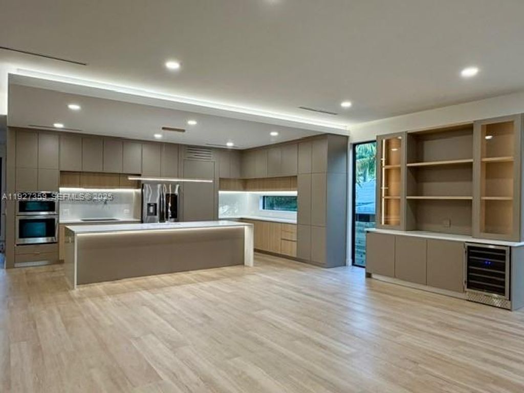 Image 9 of property listing at 1729 NE 16th Ter, Fort Lauderdale, FL 33305